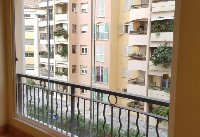 Fenêtres de balcon dans l’appartement