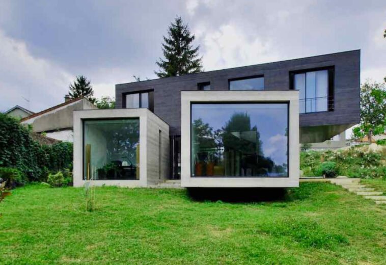 Maison moderne avec de grands vitrages fixes