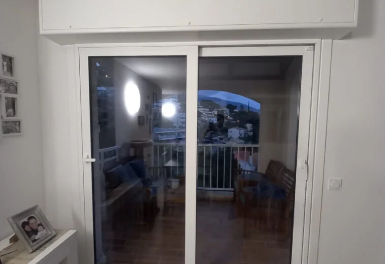 Portes coulissantes avec volets de sécurité
