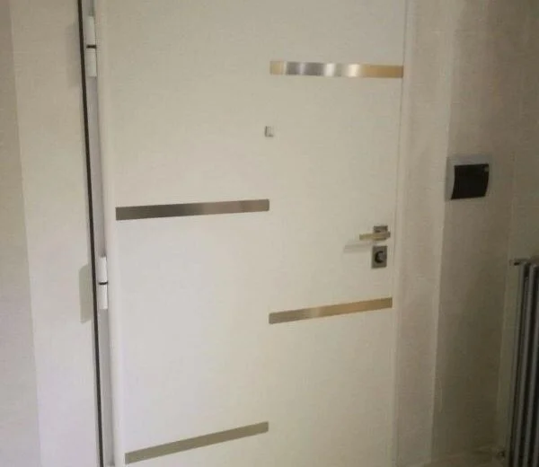Porte blindée avec garniture intérieure blanche