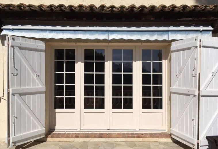 Porte d’entrée en verre avec volets