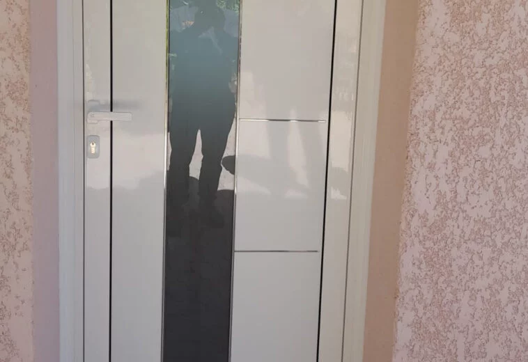 Porte d’entrée avec ouverture en verre