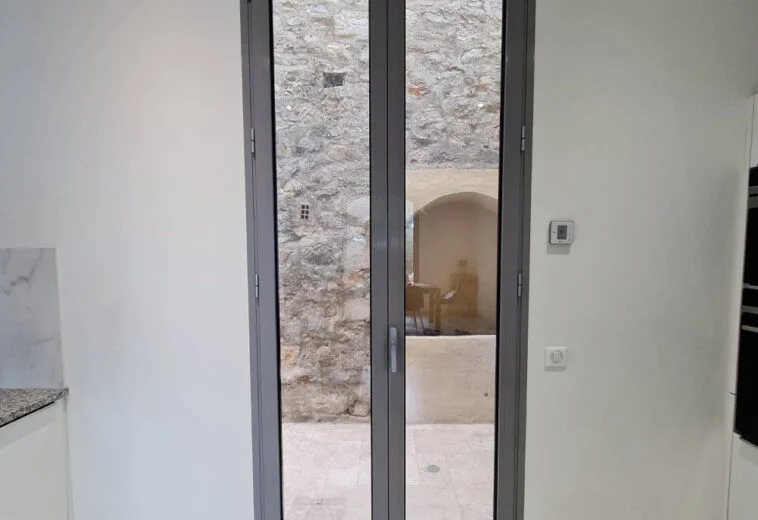 Porte d’entrée en aluminium
