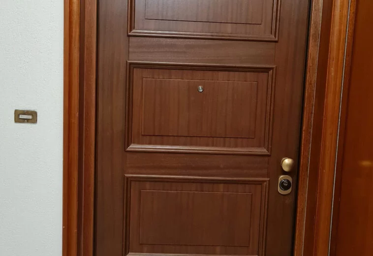Porte d’entrée en bois classique