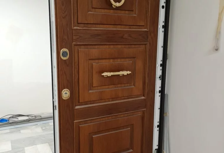 Porte blindée avec surface miroir