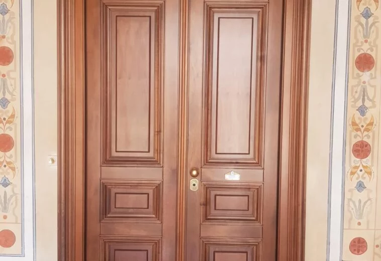 Porte d’entrée en bois classique avec motif