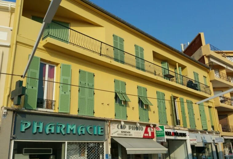 Volets sur les fenêtres de l’hôtel