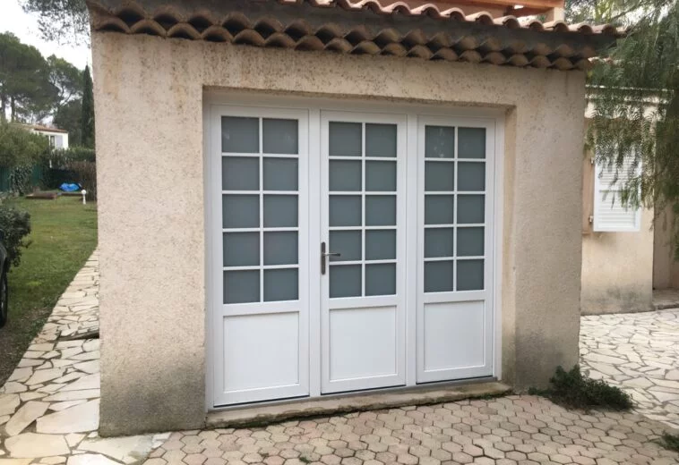 Porte d’entrée en verre blanc