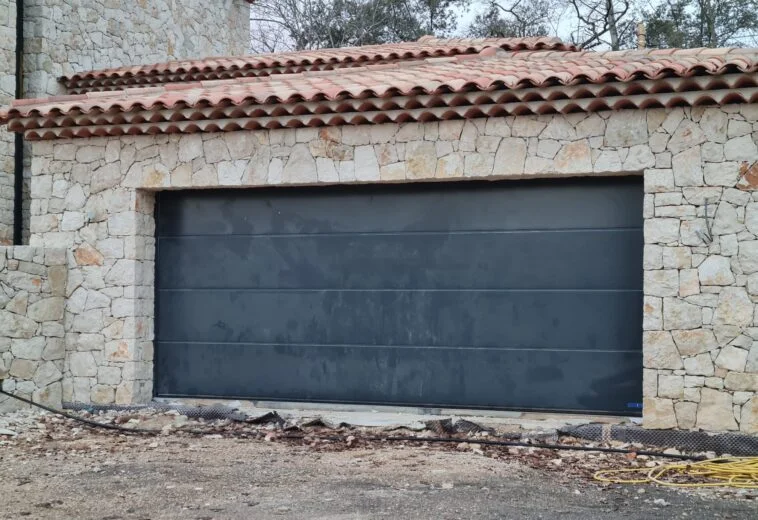 Porte de garage dans une maison dans les Alpes-maritimes