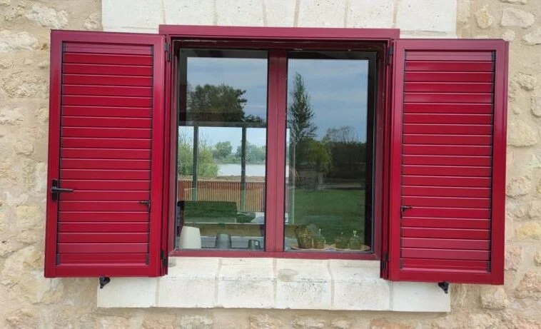 Volets rouges sur les fenêtres