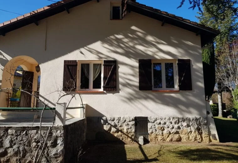 Volets en bois sur les fenêtres