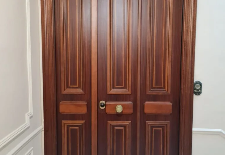 Porte en bois à trois volets