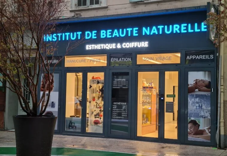 Portes d’entrée en verre à l’institut de beauté