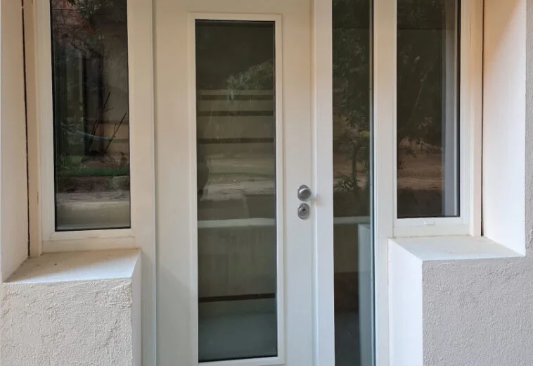 Porte d’entrée blanche avec inserts en verre