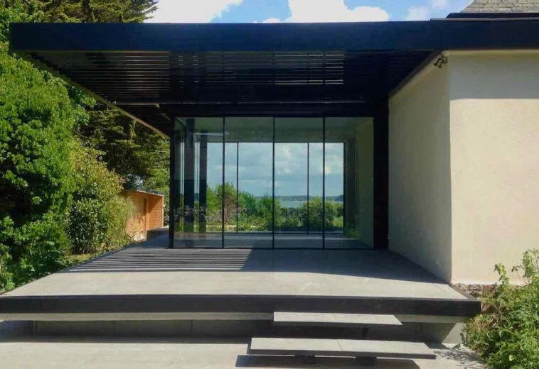 Baie en angle avec des profils ultra fins pour une transparence totale